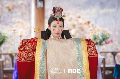《21世纪大君夫人》婚礼未公开照大放送!IU & 边佑锡古装婚礼美翻,粉丝心脏爆击__《21世纪大君夫人》婚礼未公开照大放送!IU & 边佑锡古装婚礼美翻,粉丝心脏爆击
