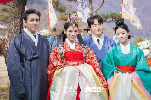 _《21世纪大君夫人》婚礼未公开照大放送!IU & 边佑锡古装婚礼美翻,粉丝心脏爆击_《21世纪大君夫人》婚礼未公开照大放送!IU & 边佑锡古装婚礼美翻,粉丝心脏爆击